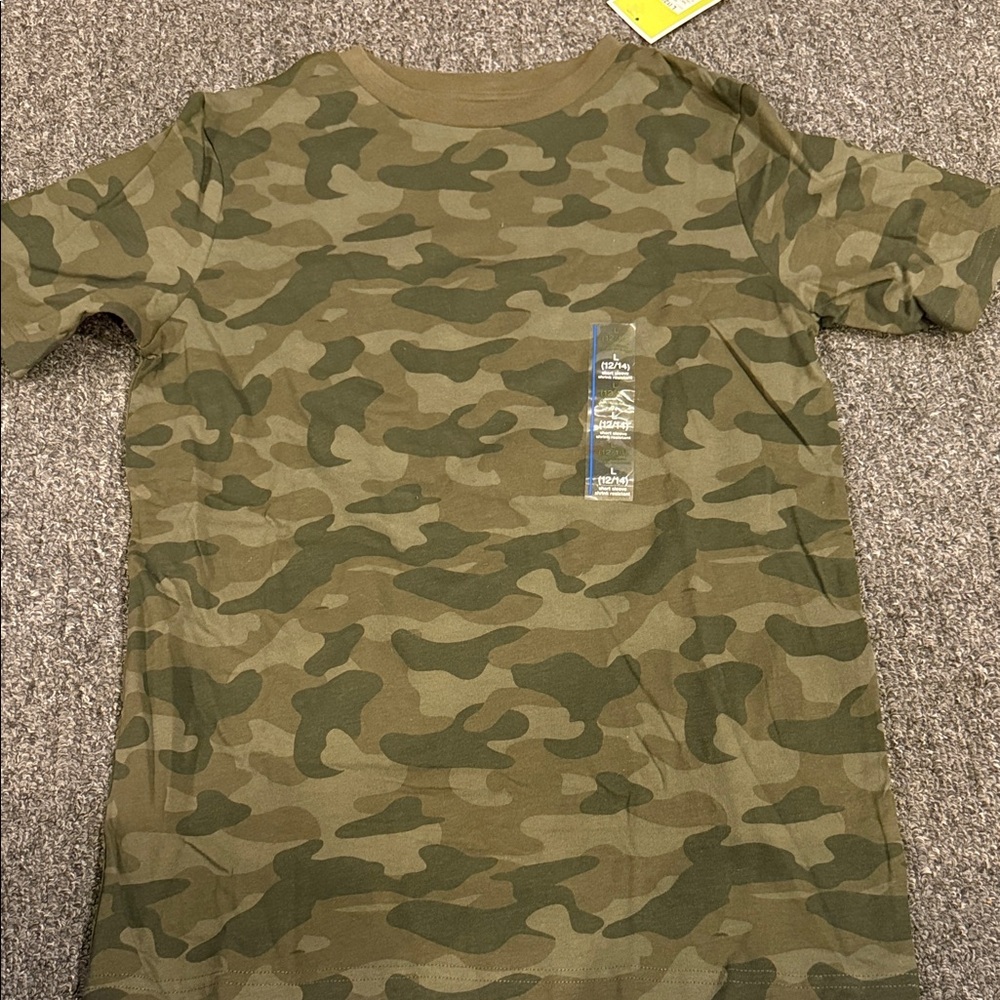 Kids Camo tshirt
Size 12/14